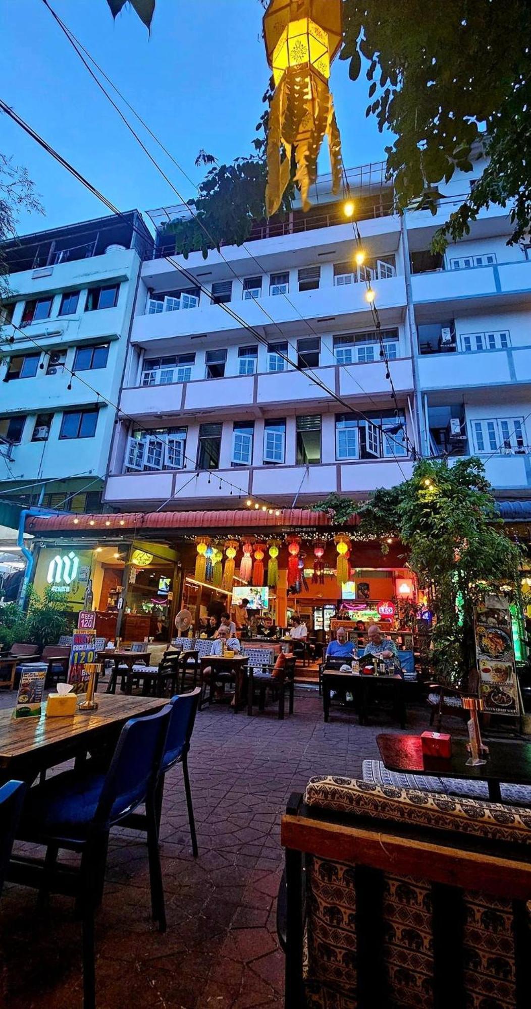 Merry V Guesthouse Bangkok Exteriör bild